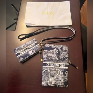CHRISTIAN DIOR
Embroidered Toile De Jouy Dior Travel
Multifunction Pouch